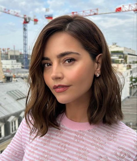 jenna coleman Hippies, Kos, Jenna Coleman Hair, Brunette Lob, Light Makeup Looks, Chanel Fashion Show, Jenna Louise Coleman, Birthday Hair, Lob Hairstyle