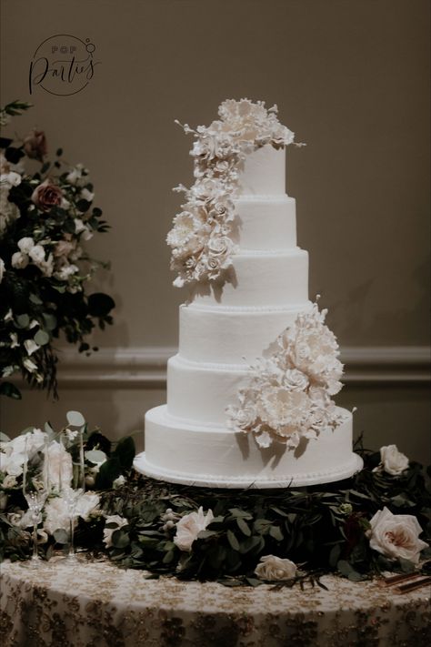 5 Tier Wedding Cake With Flowers Elegant, Luxury White Wedding Cake, Tall White Wedding Cake, White Wedding Cake With Black Accents, Wedding Cake White And Black, Wedding Cake Designs Elegant White, Black And White Wedding Theme Cake, Wedding Cake Inspo Elegant, Black And White Wedding Cake Elegant