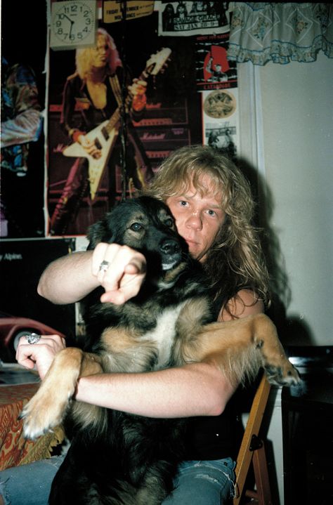 James in the kitchen at home with producer Mark Whitaker’s dog, Clive. Metallica Art, Metallica Band, Ride The Lightning, James Hetfield, Mötley Crüe, Thrash Metal, Metal Music, Rare Photos, Music Stuff