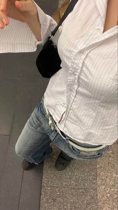 OOTD blue jeans white shirt white belt y2k outfit Belt Y2k Outfit, Ootd Blue Jeans, White Belt Outfit, Blue Jeans White Shirt, White Shirt And Blue Jeans, Belt Y2k, Belt Outfit, Fits Inspo, White Belt