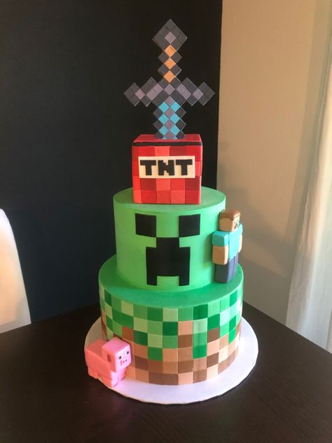 Minecraft 3 tier cake Minecraft Birthday Cake 2 Tier, Minecraft Tiered Cake, Two Tier Minecraft Cake, Minecraft Cake Ideas Boys, Minecraft Cake Design, Minecraft Cake Ideas, Minecraft Pasta, Minecraft Cake Designs, Pastel Minecraft