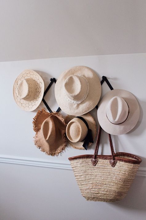 Nothing cuter than using straw hats and bags to fill a blank wall! So simple and easy to do with a hat rack or just nails! Need ideas on what to do with a blank wall in your home? Straw HAT WALL! Easy and attainable home decor to try in 2020. #hatwall #walldecor #homedecor #homedecorideas #strawhat #wallhanging #wallart #hatfashion #farmhousebedroom #interiordecor #interiordesignideasbedroom Bedroom Hat Wall, Hats Photoshoot, Basket Wall Ideas, Bali Bedroom, Hat Displays, Stairwell Wall, Boho Beach House, Hat Decor, Inexpensive Art