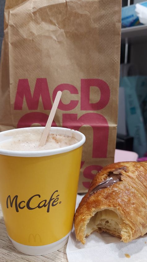 Mcdonald's Breakfast, Mcdonalds Food, Mcdonalds Breakfast, Dubai Vacation, Story Aesthetic, Food Store, Fun Drinks, Food Pictures, Clay Crafts