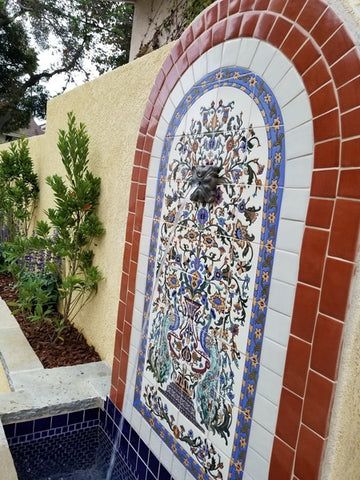 Tile On Exterior Wall Of House, Spanish Mural, Spanish Mosaic Tile, Treehouse Backyard, Garden Curb Appeal, Outdoor Tile, Fountain Ideas, Kitchen Looks, Talavera Tile