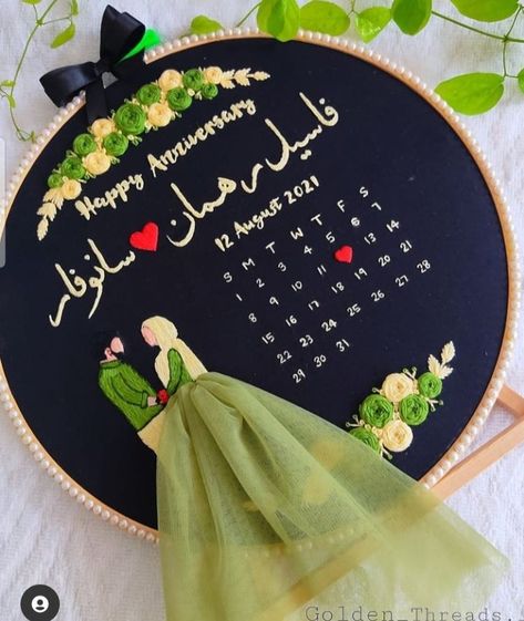 Hand Embroidery Couple Designs, Wedding Embroidery Hoop Pattern Free, Wedding Embroidery Hoop Pattern Template, Embroidery Hoop Template, Hand Embroidery Patterns Free Templates, Embroidery Anniversary, Wedding Embroidery Hoop, Embroidery Hoop Art Diy, Hand Embroidery Patterns Free