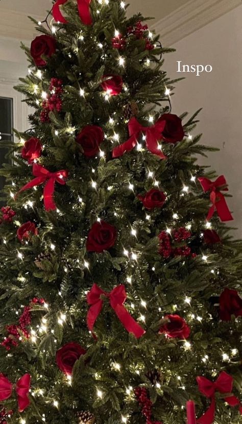 Roses On Christmas Tree, Red Bows Christmas Tree, Red Rose Christmas Tree, Romantic Christmas Decor, Christmas Tree With Roses, Christmas Tree With Red Bows, Chrismast Vibes Aestethic, Christmas Tree Inspo 2024, Christmas Tree Ideas Classy