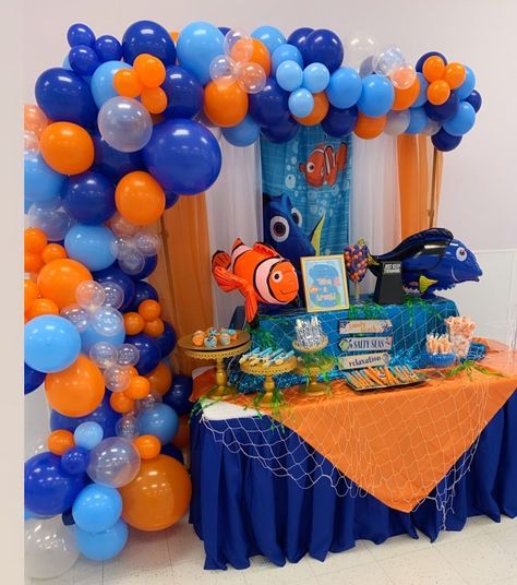 Finding Nemo Candy Table, Nemo Birthday Party Decorations Diy, Nemo Balloon Arch, Nemo Table Decorations, Nemo Themed Birthday Party Decoration, Diy Finding Nemo Decorations, Finding Nemo Dessert Table, Finding Nemo Gender Reveal, Finding Dory Birthday Party Decorations