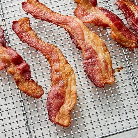 I Baked Bacon 4 Different Ways To Find Out Which Hack Turns Out the Crispiest Bacon Ever Cook Bacon In Oven, Bacon In Oven, Oven Baked Bacon, 5 Ingredient Dinners, Bacon In The Oven, Baked Bacon, Best Bacon, Salad Side Dishes, Bacon Recipes