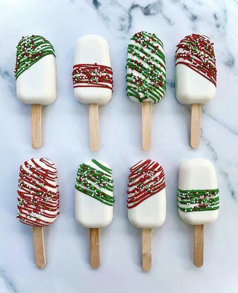 Christmas Cakecicles Ideas, Christmas Chocolate Molds Ideas, Christmas Cake Sicles, Holiday Cakecicles, Winter Cakesicles, Christmas Cake Pucks, Christmas Cakesicles Ideas, Christmas Cakesicle, Cake Sicles Design