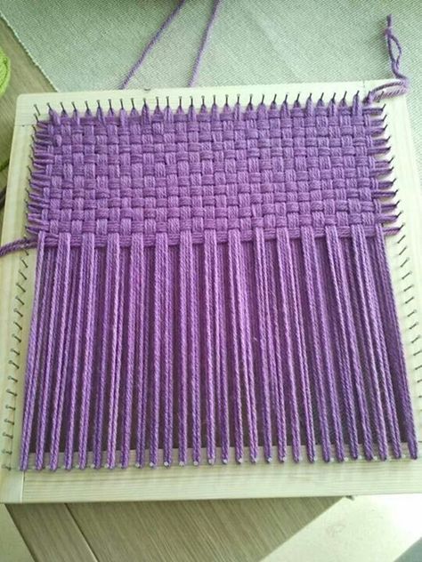 Pin Weaving, Loom Crochet, Weaving Loom Diy, Idee Cricut, Loom Craft, Weaving Loom Projects, Peg Loom, Loom Knitting Projects, Weaving Tutorial