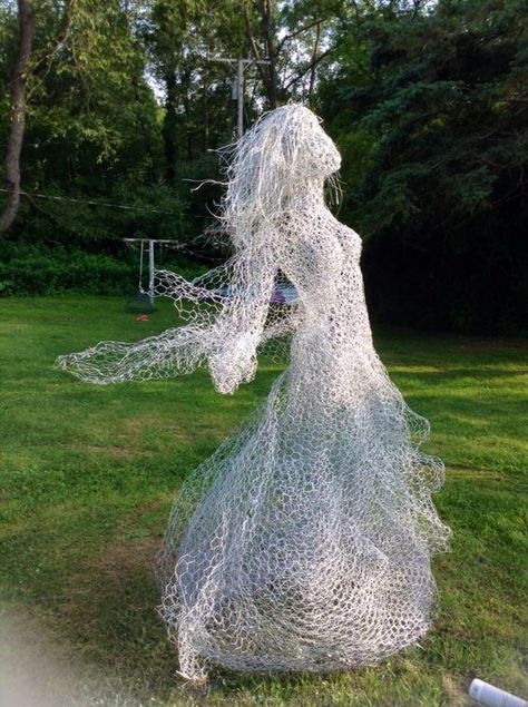 02 beautiful chicken wire ghost may be spray painted to glow in the dark - DigsDigs Chicken Wire Ghost, Wire Ghosts, Sculptures Sur Fil, Chicken Wire Sculpture, Halloween Garden Decorations, Chicken Wire Art, Tre Kunst, Dekorasi Halloween, Halloween Diy Outdoor