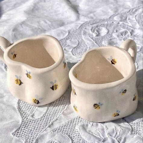 Cute Ceramic Mugs Handmade, Pottery Ideas Plates, Mug Ceramic Painting, Pottery Painting Inspo Aesthetic, Cute Pottery Painting Ideas Mugs, Pottery Painting Designs Mugs, Pottery Cup Painting Ideas, Aesthetic Mug Design, Diy Ceramic Mugs