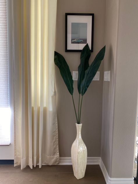 Floor Vase Next To Tv Stand, Window Sill Vase Decor, Corner Vase Decor Living Room, Clear Floor Vase Decor, Wooden Flower Vase Ideas, Tall Vase Decorating Ideas Living Rooms, Tall Corner Decor, Corner Vase Decor, Corner Mirror Decor Living Room