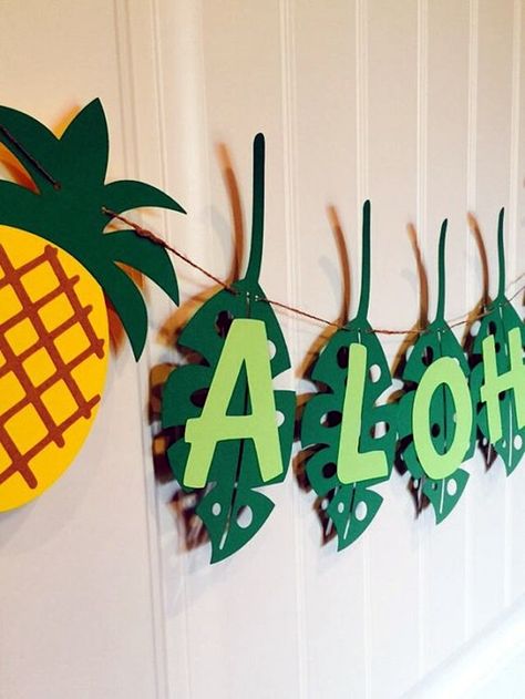 40 Affordable And Creative Hawaiian Party Decoration Ideas - Bored Art Tropisk Fest, Hawaii Theme, Pineapple Birthday, Pineapple Party, Aloha Party, Hawaiian Party Decorations, Fest Temaer, Luau Birthday Party, Hawaiian Luau Party