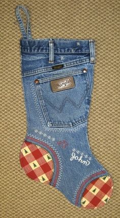 Unos jeans viejos pueden ser perfectos para armar una bota de Navidad muy original. #Navidad #bota #materiales Easy Diy Stockings, Repurpose Old Jeans, Återvinna Jeans, Christmas Stocking Tutorial, Artisanats Denim, Stocking Tutorial, Hantverk Diy, Diy Stockings, Blue Jeans Crafts