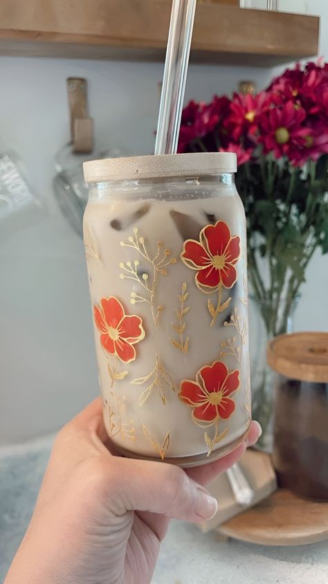 Flower Glass Coffee Cup, Soda Can Cup Designs, Cricut Iced Coffee Cup, Holographic Glass Cups, Color Changing Cups Vinyl, Can Glass Cup Design, Glass Cup Design Ideas, Cups With Vinyl Cute Ideas, Vinyl Cup Ideas