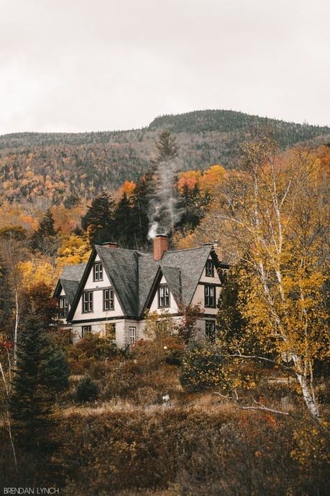 House In The Mountains, Cute House, House Goals, Autumn Aesthetic, Pretty House, In The Mountains, Autumn Home, My Dream Home, Old House