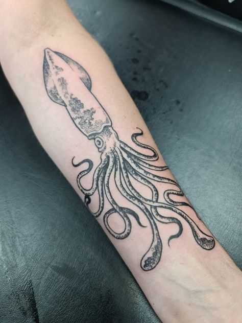 Squid tattoo Deep Ocean Tattoo, Small Squid Tattoo, Squid Hand Tattoo, Animal Patchwork Tattoo, Squid Tattoo Design, Squid Arm Tattoo, Squid And Ship Tattoo, Sea Creature Tattoo Ideas, Giant Squid Tattoo