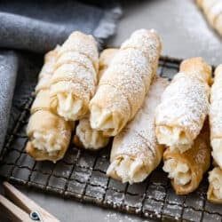 Clothespin Cookies, Puff Pastry Cream Puffs, Greek Pastries, Pastry Cream Filling, Cream Horns, Pasta Fillo, Easy Puff Pastry, Dessert Aux Fruits, Buttercream Filling