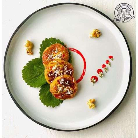 Chef Jomon/Indian food plating on Instagram: “Who said you can do food platings with only exotic ingredients, 👇👇 You can even do it with bread trimmings and leftover popcorns🥰. Such…” Plating Ideas Indian Food, Chef Food Presentation, Dishes Decoration Food Plates, Plate Food Design, Garnishing Ideas Food, Plating Indian Food, Gourmet Plating Food Presentation, Cookie Plating Ideas, Bread Presentation Ideas