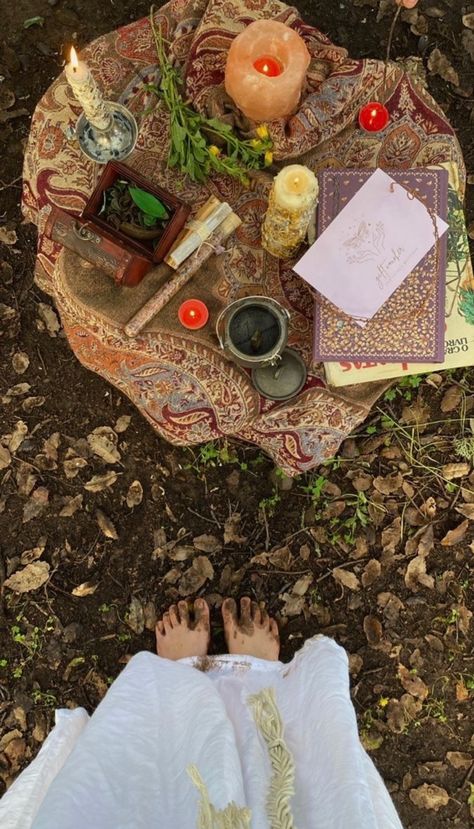 Books And Candles, Magia Das Ervas, Hippie Aesthetic, Hippie Life, Goddess Energy, Season Of The Witch, Witch Aesthetic, Practical Magic, Green Witch