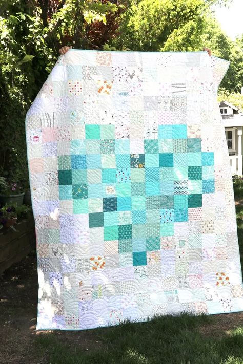 Pixelated Heart Patchwork Quilt - tips to make one Tree Quilt Block, Pixel Quilting, Diary Of A Quilter, Baby Quilt Tutorials, Projek Menjahit, Beginning Quilting, Amy Smart, Heart Quilt Pattern, Quilt Modernen