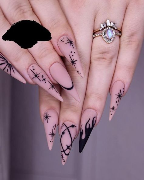 Black Nails With Art, Liza Winter Nails, Black Edgy Nails, Edgy Nails Acrylic Grunge, Goth Winter Nails, Nail Inspo Stiletto, Black Stiletto Nails, Witch Nails, Witchy Nails