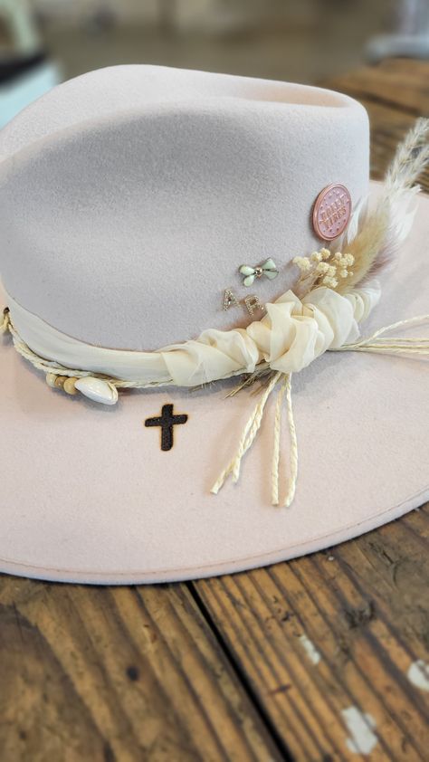 Cowboy Hat Design Ideas, Custom Cowgirl Hats Western, Custom Western Hats For Women, Custom Hat Bar Ideas, Custom Cowboy Hat Ideas, Custom Felt Hats For Women, Cowgirl Hat Decorating Ideas, Diy Cowboy Hat Decoration, Felt Hat Diy