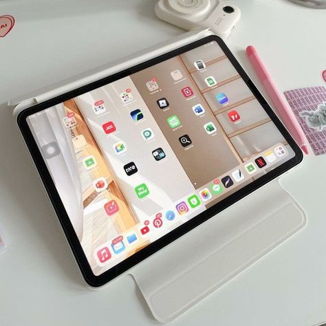 Ipad Aesthetic Homescreen, Vasos Vintage, Airpods Iphone, Ipad Organizer, Ipad Essentials, Aesthetic Homescreen, Ipad Hacks, Ipad Aesthetic, Computers Tablets And Accessories