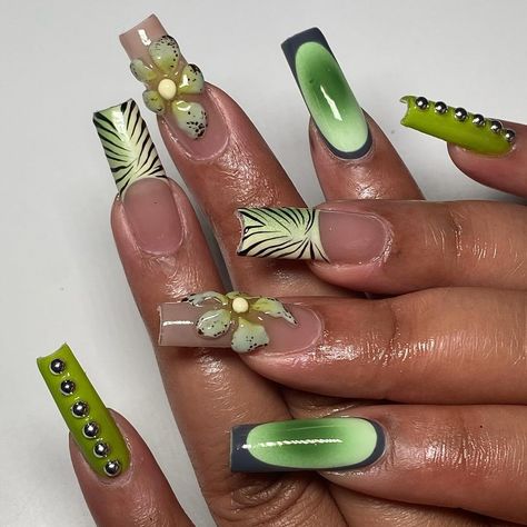 ADDI | green tones 💐 | Instagram Cool Tone Summer Nails, Green Gel Nails Designs, Green 3d Nails, Green Freestyle Nails, Nails 2024 Green, Summer Green Nails Designs, Green Gel X Nails, Green Flower Nails, Nail Ideas Green