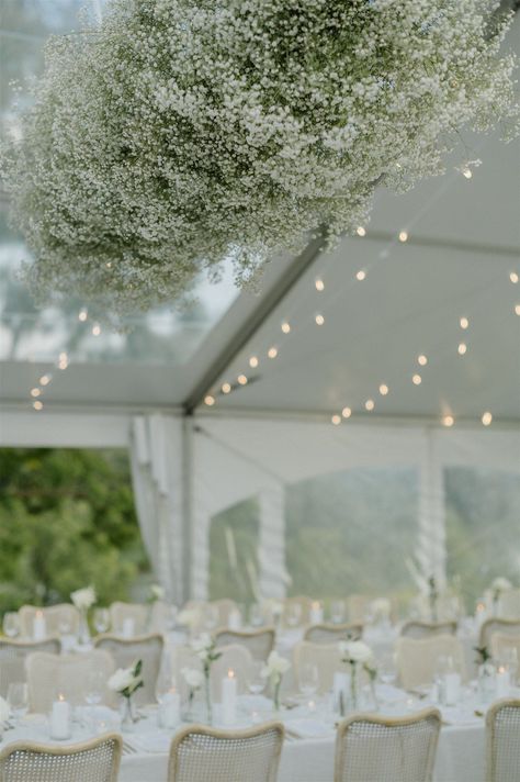 Baby breath cloud hangs from the ceiling in the clear top tent | Lindsay Plank Events. Niagara and Toronto Wedding Planner. tented wedding inspiration, classic and modern tented wedding inspiration, babies breath club, hanging floral installation in tent, elegant wedding inspiration, outdoor wedding, estate wedding planning tips, estate wedding inspiration, white and greenery outdoor wedding. Clear Tent Wedding Chandeliers, Tent Floral Installation, Wedding Tent Flooring, Wedding Tent Ceiling Decor, Hanging Florals Wedding, Hanging Floral Wedding, Clear Top Tent Wedding, Clear Tent Wedding, Hanging Floral Installation