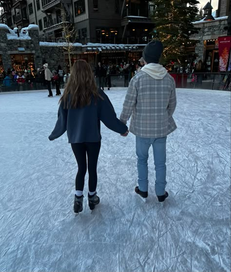 Ice Skating Dates Aesthetic, Cute Couple Pics Ice Skating, Cute Winter Outfits For Ice Skating, Cute Ice Skating Pictures Couples, Ice Skating Couple Pictures, I’ve Skating Date, Cute Couple Ice Skating, Ice Skating Boyfriend, Ice Skating Pics With Boyfriend