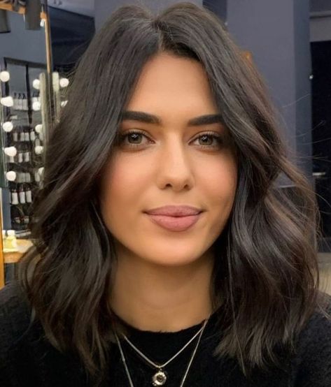 Brunette Wavy Midi Hairstyle Haircuts For Round Face Shape, Chubby Face Haircuts, Hair To One Side, Wavy Haircuts, Haircuts For Wavy Hair, Round Face Shape, Shoulder Length Hair Cuts, Round Face Haircuts, Work Hairstyles