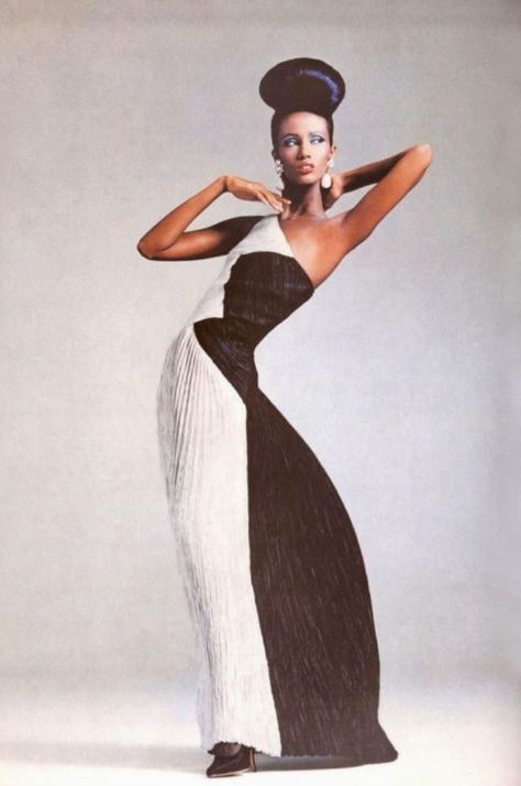 Iman Model, Vogue Poses, Mode Poses, Poses Modelo, Looks Hip Hop, High Fashion Poses, Vogue Vintage, Fashion Model Poses, Paolo Roversi