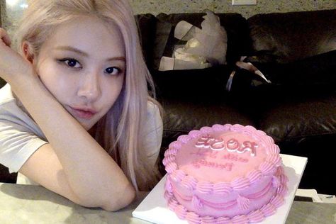 ROSÉ BLACKPINK Blackpink Rosé Instagram, Rosé Ig Update, Rosé Instagram Update, Instagram Roses, Rosé Birthday, Birthday Roses, Rosé Instagram, Bahasa Korea, Rose Park