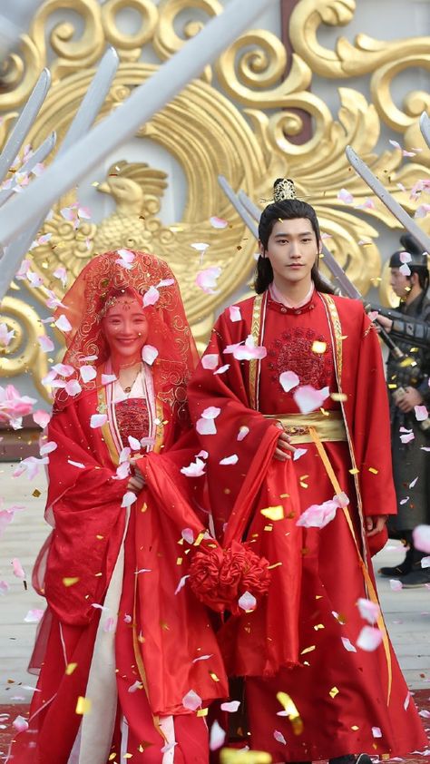 Chinese Wedding Dress Traditional, Traditional Weddings, Coat Trends, Chinese Dramas, Chinese Wedding, Chinese Dress, Western Dresses, Wedding Dress Styles, Bridal Gown