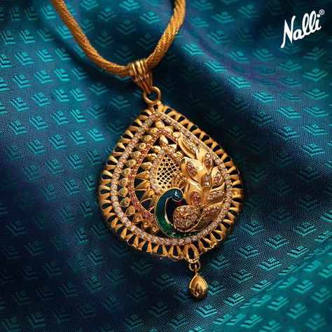 Elegance is peacock form! This minimal peacock design neckpiece will be a great addon to your collection. Embrace this beautiful piece with a silk saree, high heels, and shimmering clutch to complete the look. Peacock Dollar Gold, Gold Pendent Set Indian, Peacock Pendant Gold, Thali Chains, Dollar Chain, Bengali Jewellery, Pendent Design, Big Earrings Gold, Ayurveda Diet