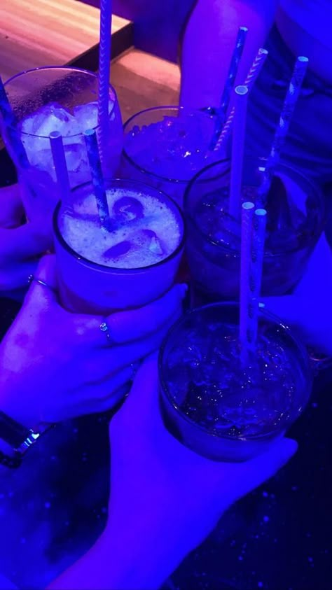 Friends Party Night, Alcoholic Drinks Pictures, Party Night Club Aesthetic, Pretty Alcoholic Drinks, Night Club Aesthetic, Nightclub Aesthetic, Party Night Club, Snap Streak Ideas Easy, Club Aesthetic