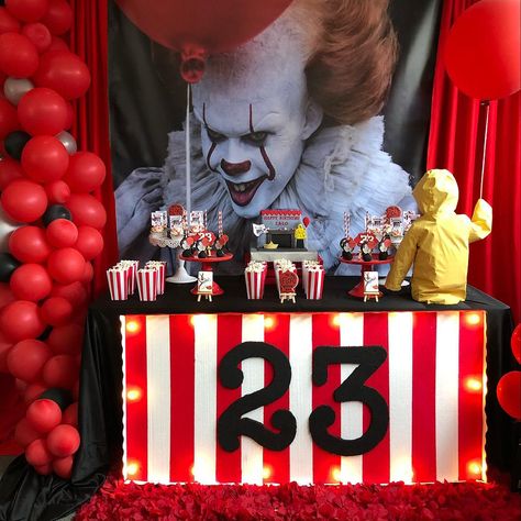 Beautiful set up by @joaneventsdesign You ROCKED this theme😍😍 🎈 Pennywise Theme 🎈Thank you @joaneventsdesign for trusting me 💕💕#pennywise… Pennywise Decorations, Horror Themed Party, Halloween Themed Birthday Party, Halloween Circus, Halloween Decor Diy, Pastel Birthday, What Is Halloween, Horror Party, Diy Halloween Decor