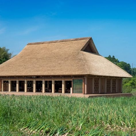 A thatched roof and large cardboard tubes form part of the structure of the Farmer's Restaurant on Awaji Island, designed by Pritzker Architecture Prize-winning architect Shigeru Ban's studio. Awaji Island, Bucaramanga, Japanese Farmhouse, Japanese Island, Shigeru Ban, Waterproof Paint, Future Buildings, Cypress Wood, Meditation Retreat