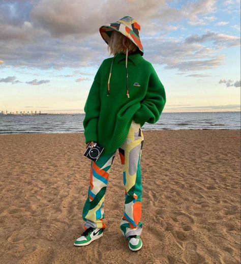 Green Color Outfits, Outfits Colourful, Bold Clothes, Cute Outfits Casual, Colorful Streetwear, Look Boho Chic, Color Outfits, Outfit Streetwear, Street Style Edgy