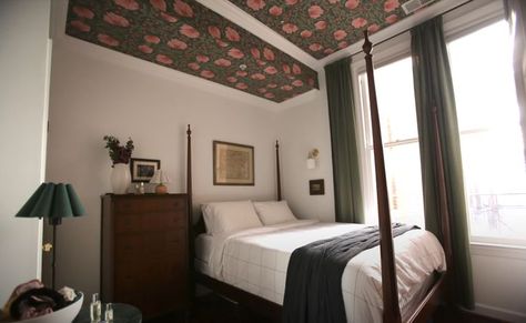 Caroline Winkler, Wallpapered Ceiling, Morris Wallpapers, Wallpaper Ceiling, New England Homes, Room Transformation, Room Planning, Bedroom Loft, Apartment Inspiration