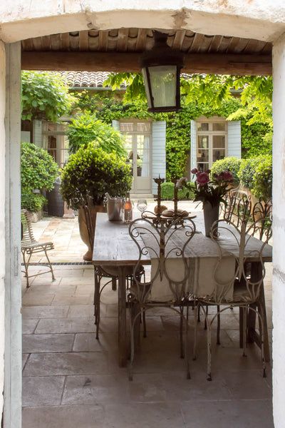 Palmas, Garden Entertaining, French Courtyard, French Garden Design, Courtyard Ideas, Rustic Farmhouse Table, French Country Garden, Garden Rooms, Mediterranean Garden