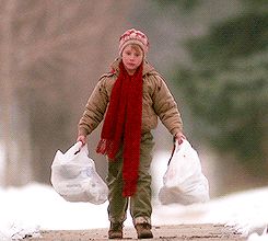 Grocery bags ripping GIF Christmas Films Aesthetic, Christmas Movie Wallpaper, Christmas Movies Aesthetic, Christmas Movie Aesthetic, Homealone Christmas, Home Alone 1, Home Alone Movie, Kaptan Jack Sparrow, Wallpaper Winter