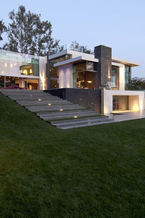 backyard view of terrace and family in-door/out-door spaces. Summit Homes, Hillside House, Best Modern House Design, Beverly Hills Houses, Split Level House, Modern Mansion, House Design Photos, Modern Architecture House, Architect House