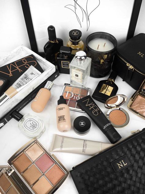 Best Tinted Moisturisers for Healthy Looking Skin / Makeup / Flatlay #makeup #beauty #flatlay / Instagram: @fromluxewithlove Make Up Photo, Makeup Flatlay, Dior Foundation, Products Aesthetic, Flatlay Makeup, Laura Mercier Tinted Moisturizer, Glam Aesthetic, Body Foundation, Matte Skin