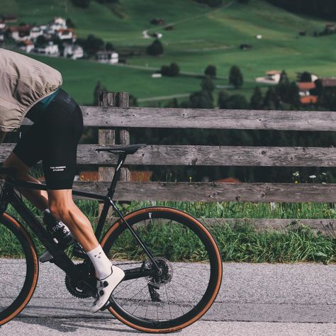 Cycling Men, Biking Photography, Riding A Bike, Road Bike Aesthetic, Cycle Pic, Cycling Aesthetic, Cycling Inspiration, Vintage Mountain Bike, Pas Normal Studios