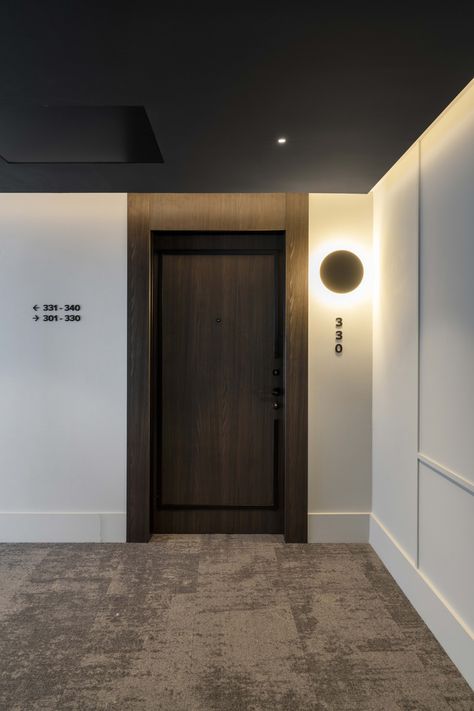 Apartment Corridor Design, Hotel Corridor Design, Hotel Doors Design, Santa Monica Apartment, Apartment Corridor, Hotel Signage, Apartment Lobby, 2023 Picture, Italy 2023