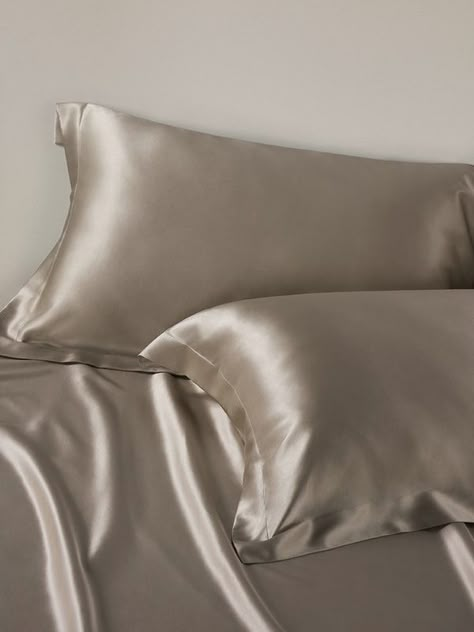 Our 100 quality oxford Mulberry Silk Pillowcases are now on sale. Ivory, coffee and violet colors in standard. Free delivery, healthy benefits, facial beauty!