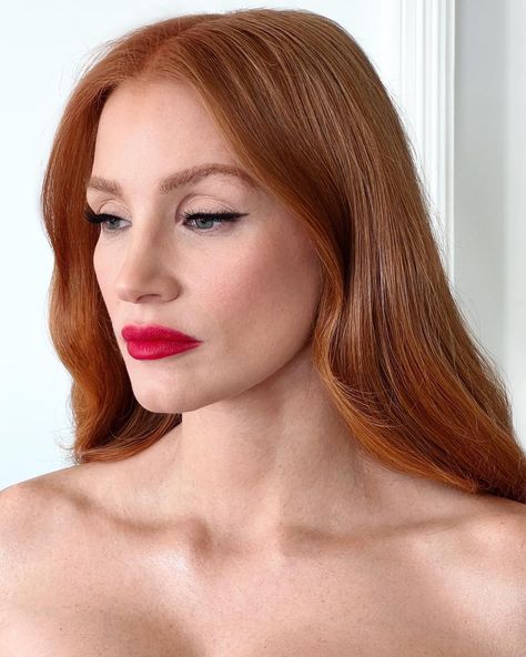 #jessicachastain @jessicachastain tonight #hairbyrenatocampora @kristoferbuckle @elizabethstewart1 @ | Instagram Jessica Chastain Photoshoot, Jessica Chastain Instagram, Jessica Chastain Hair, Evelyn Ellis, Red Hair Inspo, Hollywood Photo, Ginger Hair Color, Red Heads, Jessica Biel